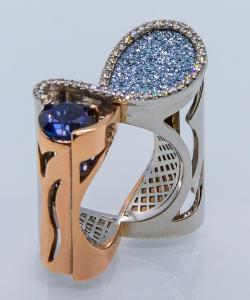 Ring „Aqua Wave” von MyriamSOS in Zusammenarbeit mit dem Osmium-Institut Zypern