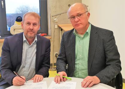 Thomas Hoechst, Direktor der IGS Contwig (l.) und Prof. Dr. Karl-Herbert-Schäfer, Vizepräsident für Forschung und Transfer der Hochschule Kaiserslautern (r.) bei der Unterzeichnung der Kooperationsvereinbarung