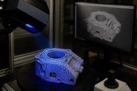 Optischer Streifenlichtscanner erfasst ein metallisches Bauteil in einer Messzelle