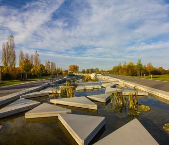 Zahlreiche Wassergärten laden zum Verweilen ein.
Bild: © Lea Rochus
