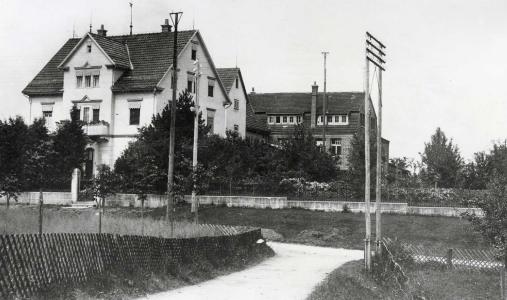 Um 1900 befand sich der Firmensitz von Hengstler in der Hauptstraße 69 in Aldingen. Von hier aus belieferte das Unternehmen die Schwarzwälder Uhrenindustrie mit Tonfedern
Bild: Hengstler GmbH
