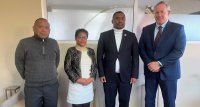 Abbildung 1 – David Round, Managing Director von Evion, mit Carl Andriamparany, dem Bergbauminister von Madagaskar, und dem Team von Evion nach der Unterzeichnung der offiziellen CSR-Bergbauverträge für das Graphitprojekt Maniry.