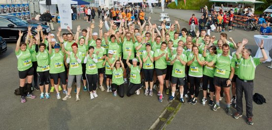schueco_beim_aok_firmenlauf_mitarbeiter_jubeln_abb02.jpg