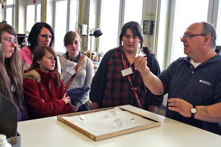 Pressefoto: 18 Mädchen informieren sich bei Schneider-Kreuznach über technische Ausbildungsberufe in der Optik-Produktion