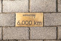 In der Garnisonsstraße in Ludwigslust erinnert nun der gravierte Pflasterstein an den besonderen Meilenstein bei einem der größten Infrastrukturprojekte des Landes. / Foto: WEMAG/SKRmedia