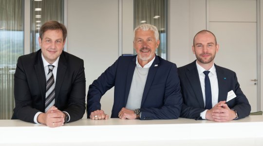 Von links: Roland Göhde und Erhard Fichtner, Vorstandsvorsitzende der GHA, mit Peter Biendarra, Global Key Account Management bei Meiko, in der Konferenzebene des Experience Centers