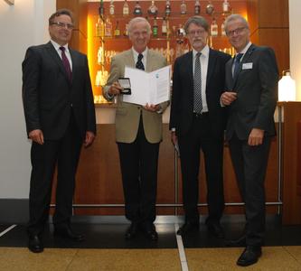 Preisträger Prof. Dr.-Ing. Erich Barke mit Dr.-Ing. Jürgen Haase, Prof. Dr. Wolfgang Nebel, Vorstandsmitglieder im edacentrum und Laudator Dr. Peter van Staa