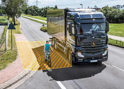 Abbiegeassistenzsystem eine Lkw zeigt Radfahrerin beim Abbiegevorgang an