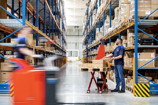 19 RAVAS Scissor Lift - pickbyweight - in motion.jpg