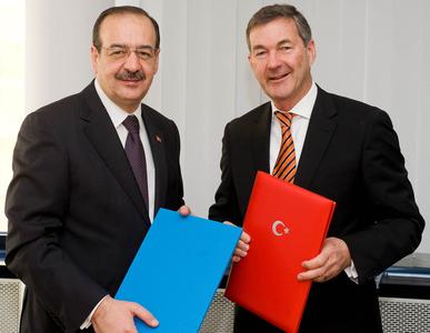 Nach der Unterzeichnung: TSE-Präsident Tahir Büyükhelvacigil und DIN-Direktor Dr. Torsten Bahke