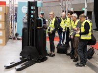Die IFOY-Jury bewertet den J1600 self-driving pallet jack