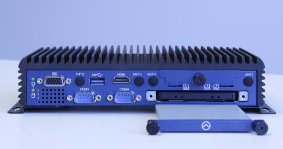 Anwender profitieren vom lüfterlosen, wartungsfreien Design der neuen Industrie-PC-Serie EmbeddedLine EL1093, bei dem man auf den Laufwerkschacht werkzeuglos zugreifen kann.