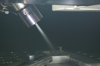 Das trockene und inlinefähige Reinigungsverfahren der acp entfernt nicht nur filmische und partikuläre Kontaminationen prozesssicher und umweltverträglich, sondern kann auch zum Mikroentgraten eingesetzt werden. 