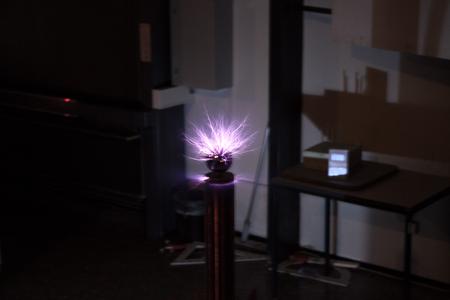 Der Tesla-Generator sorgt für stimmungsvolle Weihnachtsbeleuchtung (Foto: HSKL)