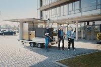 v.l.n.r.: Die Initiatoren des Projektes Stefan Schweizer und Jochen Mack (einsmehr) gemeinsam mit Irina Lew (Marketingleitung, Humbaur) bei der Übergabe des Anhängers v.l.n.r.: Die Initiatoren des Projektes Stefan Schweizer und Jochen Mack (einsmehr) gemeinsam mit Irina Lew (Marketingleitung, Humbaur) bei der Übergabe des Anhängers