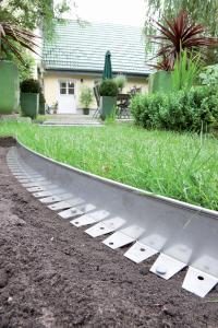Die flexiblen Beeteinfassungen der Firma Richard Brink rahmen Beete nicht nur ein, sondern erleichtern auch die Gartenarbeit, denn dem unerwünschten Ausufern der Rasenfläche in die Beete wird somit ein Riegel vorgeschoben
