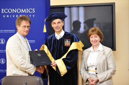 Vadim Radaev, Prorektor der HSE, Prof. Dr. Jörg Becker und Svetlana Maltseva, Dekanin der Fakultät für Wirtschaftsinformatik bei der Überreichung der Ehrenurkunde