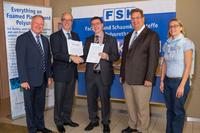 Unterzeichnung des Kooperationsvertrages zwischen BG RCI und dem FSK e.V. v.l.n.r.: Dr. Hans-W. Schloz (FSK-Geschäftsführer), Albrecht Manderscheid (FSK-Vorsitzender), Helmut Ehnes (BG RCI, Leiter der Prävention), Dr. Thomas Martin (BG RCI, Leiter Geschäftsstelle Gefahrstoffinformation), Ilona Wiesmann (FSK).