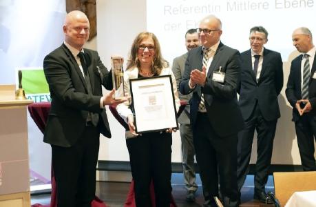 Michaela Koch von der EKM nimmt den KVI Innovationspreis entgegen