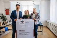 Freuen sich über die erneute Auszeichnung als familienfreundliche Arbeitgeberin (v. l.): Regionspräsident Steffen Krach sowie Mona Achterberg und Sabine Manthei vom Service Personal der Region Hannover. Foto: Philipp Schröder, Region Hannover.