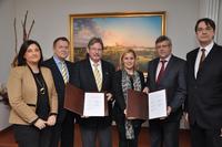 v.r.n.l.: Mathias Kaschke von der Agentur für Arbeit Magdeburg, IHK-Präsident Klaus Olbricht, Bürgermeisterin La Pobla de Vallbona Carmen Contelles Llopis, Bürgermeister Barleben Franz-Ulrich Keindorff, IHK-Hauptgeschäftsführer Wolfgang März und Sara Montanana Bolea, Büro La Pobla de Vallbona. 