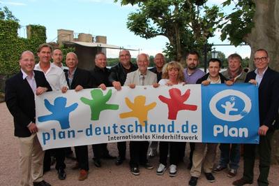 Gemeinsam für Kinder in Laos: Regionalgeschäftsführer Rui Vieira (3. v.r.) setzt sich zusammen mit seinen regionalen Niederlassungsleitern für den guten Zweck ein. © Piepenbrock