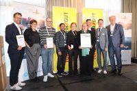 Bei der Übergabe von Urkunden und Siegerpokal: (v. li.) Andreas Unterhuber (Wacker Chemie), Daniela Schulte-Brader (Leitende Redakteurin fokus GEFAHR/GUT), Mischa Feig (Boxlab Services), Shreyas Krishnamurthy, Lisa Hartmann, Daniela Nüvel-Hövel, und Victor Bandlow (alle BASF), Jörg Holzhäuser (Verkehrsministerium Rheinland-Pfalz und Fachbeirat fokus GEFAHR/GUT), Ulf Inzelmann (Umco und Fachbeirat fokus GEFAHR/GUT). Bei der Übergabe von Urkunden und Siegerpokal: (v. li.) Andreas Unterhuber (Wacker Chemie), Daniela Schulte-Brader (Leitende Redakteurin fokus GEFAHR/GUT), Mischa Feig (Boxlab Services), Shreyas Krishnamurthy, Lisa Hartmann, Daniela Nüvel-Hövel, und Victor Bandlow (alle BASF), Jörg Holzhäuser (Verkehrsministerium Rheinland-Pfalz und Fachbeirat fokus GEFAHR/GUT), Ulf Inzelmann (Umco und Fachbeirat fokus GEFAHR/GUT).