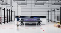 Die Canon Colorado XL-Serie – hier als Hybridmodell – bietet exzellentes Medienhandling für flexible und starre Materialien mit nur einem UVgel 860 Tintensatz