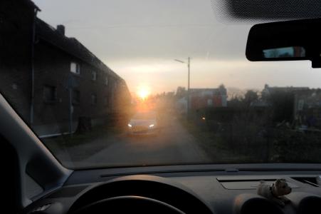 Tiefstehende Wintersonne im Auto