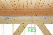 Sichere Befestigung an Holzbauteilen in Verbindung mit dem Funktionserhalt nach DIN 4102 Teil 12, ermöglicht durch das Know-How und dem Produktportfolio von OBO Bettermann