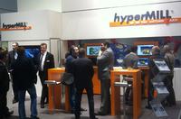 Besucher am OPEN MIND Messestand auf der intec (Bildquelle: OPEN MIND)