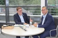 Neu im SELVE-Team: Frederico Ferreira (r.) ist seit Anfang Juli als Exportleiter im Einsatz und ist von der Breite des Produktprogramms begeistert. Über die Verstärkung des Außendiensts mit dem international erfahrenen Vertriebsprofi freut sich SELVE-Geschäftsführer Andreas Böck (li.).