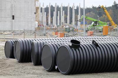 Da Niederschlagswasser verunreinigt sein kann, wird es zunächst in einer RAUSIKKO-Sedimentationsanlage vorbehandelt.