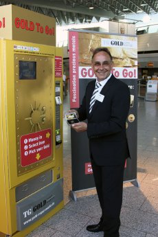 Thomas Geissler Geschäftsführer TG Gold-Super-Markt am Gold to Go Automat Frankfurt Flughaf.jpg
