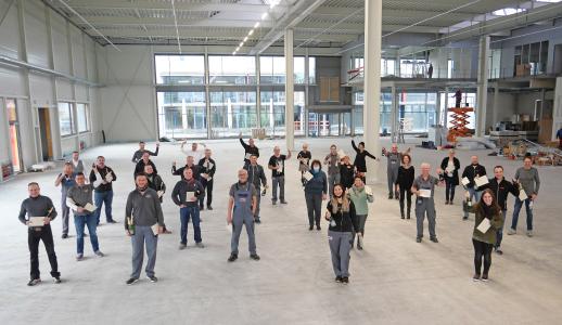 Die Jubilare wurden aufgrund der Coronabeschränkungen nicht wie in den Jahren zuvor bei der Jahresabschlussfeier geehrt, sondern bei einer kleinen Feierstunde im Unternehmen. Für das Gruppenbild mit Sicherheitsabstand konnte die neu gebaute, noch leer stehende Produktionshalle genutzt werden