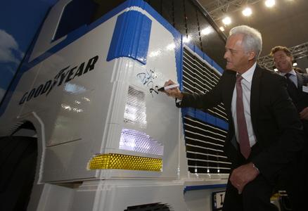 Goodyear versteigert LEGO Lkw im Maßstab 1:1 für guten Zweck