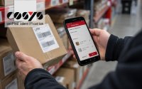 Ein Mitarbeiter erfasst eingehende Warenlieferungen mit dem Honeywell CT32 und dokumentiert den Wareneingang digital für eine transparente Filialbelieferung.