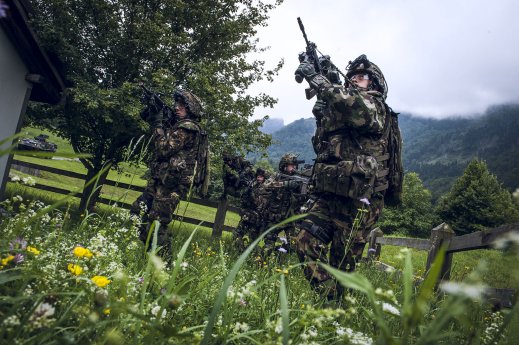 Operational testing of IMESS in 2014 infantry squad approaching_Source Swiss Army - Zentrum.jpg