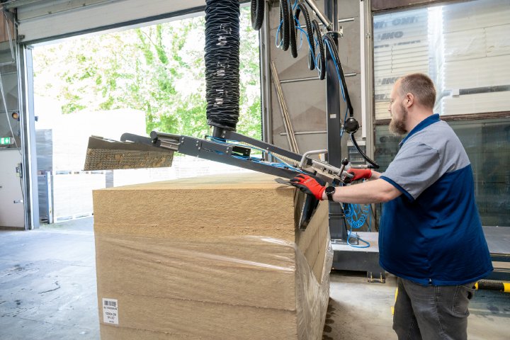 Sonderlösung ohne lange Wartezeit: Schwere Steinwolle-Platten sicher im Griff