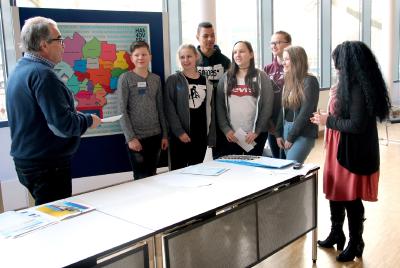 Was ist die Region Hannover? Christian Gawlik (links) und Emine Cünedioglu (rechts) vom Aufgabenbereich Politische Bildung der Region Hannover erklären es Christoph (v.l.), Nanja, Thomas, Magdalena, Julia und Maja von der Klasse 9a der St. Ursula-Schule an einer Lernstation beim Workshop Region.Gemeinsam.Entdecken / Foto: Region Hannover/Schmidt