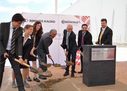 Construction begins: Employees and politicians have made the first cut of spade for the new 7000 m2 big production hall from Benecke-Kaliko in San Luis Potosí, Mexiko. From left: Rafael Reyes (Expansion Manager), Christiane Pape (Plant Manager), Shawna Soule (Manager Customer Business Unit NAFTA), Emilio de Jesus Ramirez (Union Represantative), Dr. Dirk Leiss (Chairman of the Executive Board of Benecke-Kaliko AG), Fernando Macias (Director Economical Development, San Lui Potosí), Frank Riechers (Director ContiTech Mexicana), Photo: ContiTech