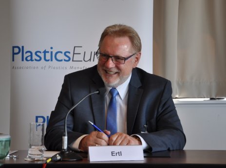 Dr. Josef Ertl, Vorsitzender PlasticsEurope Deutschland, Wirtschaftspressegespräch 2016.jpg