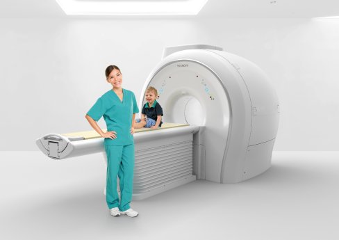 ECHELON_Smart_with_patient_and_radiologist.jpg