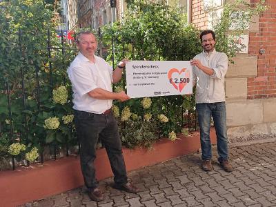 Bei der Spendenübergabe an die Elterninitiative krebskranker Kinder e.V. Nürnberg: Stefan Keller, Chief Marketing Officer bei noris network und Stephan Engelhardt, 1. Vorsitzender der Elterninitiative krebskranker Kinder e.V. Nürnberg (v. l.)