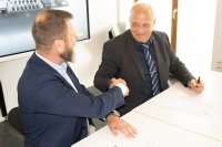 Jürgen Lampert, Geschäftsführer von Bürklin Elektronik und Jürgen Roth, Geschäftsführer von SES-Sterling