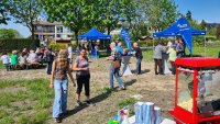 Im Lankower Baumviertel kamen am 12. Mai rund 70 Anwohnerinnen und Anwohner auf Einladung der Stadtwerke Schwerin mit den city.kom-Glasfaserexperten ins Gespräch.