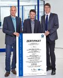 Glücklich über das Zertifikat nach DIN EN ISO 9001 und 14001: Fritz Blas, Leiter Materialwirtschaft und Umweltmanagementbeauftragter und Thomas Hoch, Leiter Qualitätsmanagement gemeinsam mit Hauptgeschäftsführer Jürgen Walcher