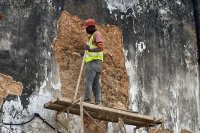 Arbeiten an einer baufälligen Fassade aus Korallenkalkstein in Stone Town, Sansibar.