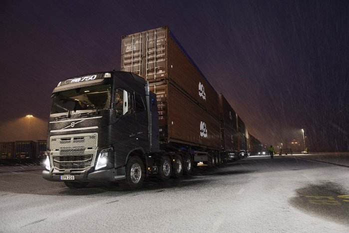 Volvo_Trucks_vs_750_Tonnes_3_lowres.jpg