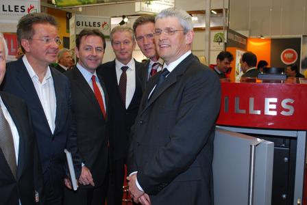 V.l.n.r. Umweltlandesrat Rudi Anschober, Landwirtschaftsminister Nikolaus Berlakovic, Wirtschaftsminister Reinhold Mitterlehner und die beiden Gilles Eigentümer Johannes Artmayr und Wolfgang Krämer beim Pelletkessel Gilles HPK-RA 15